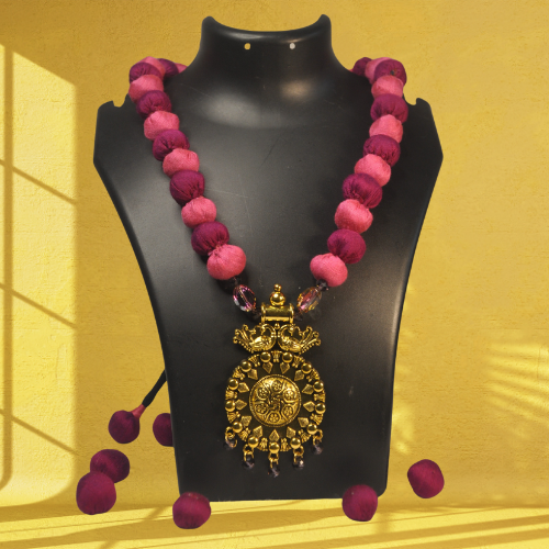 Exquisite Red Pink Beed Cloth Jewellery with Golden Pendant
